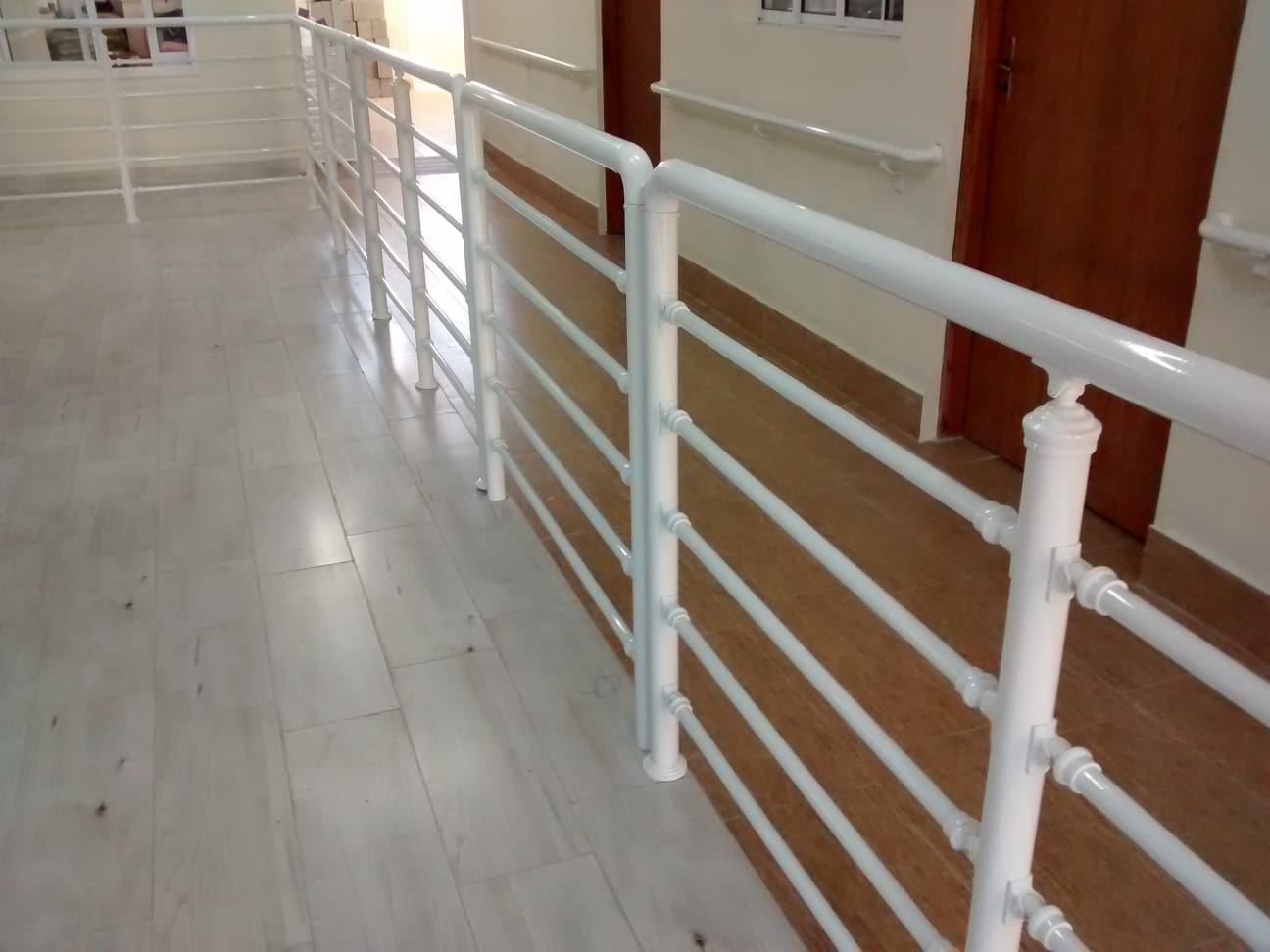 Corrimão 2 polegadas com barras de 1 polegadaalumínio branco